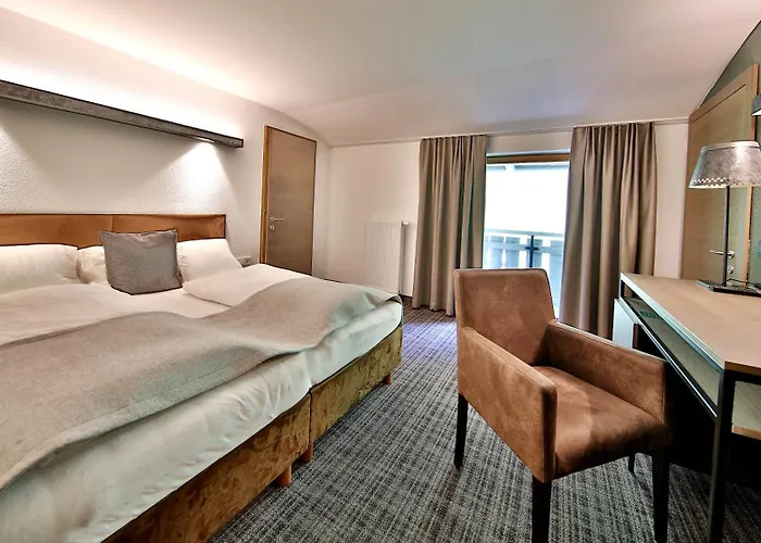 فندق Panoramahotel Fliesserhof فليس