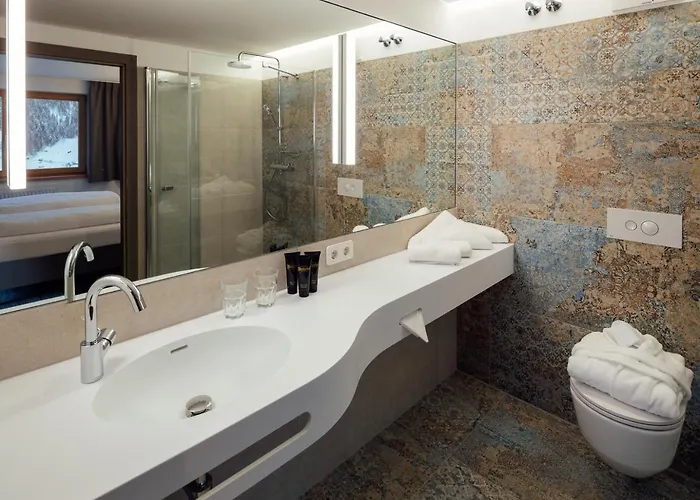 فندق Panoramahotel Fliesserhof فليس